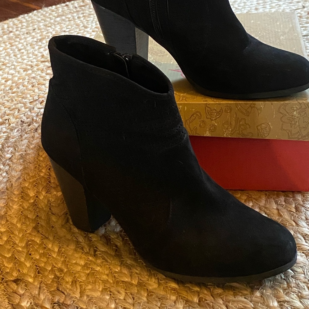 American rag black micro booties size 10